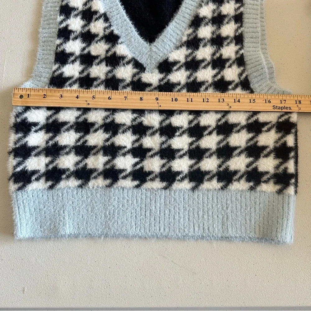 H&M Black and White Houndstooth V-Neck Sweater